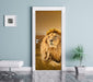 Majestätischer Löwe Türaufkleber im gelben Wohnzimmer