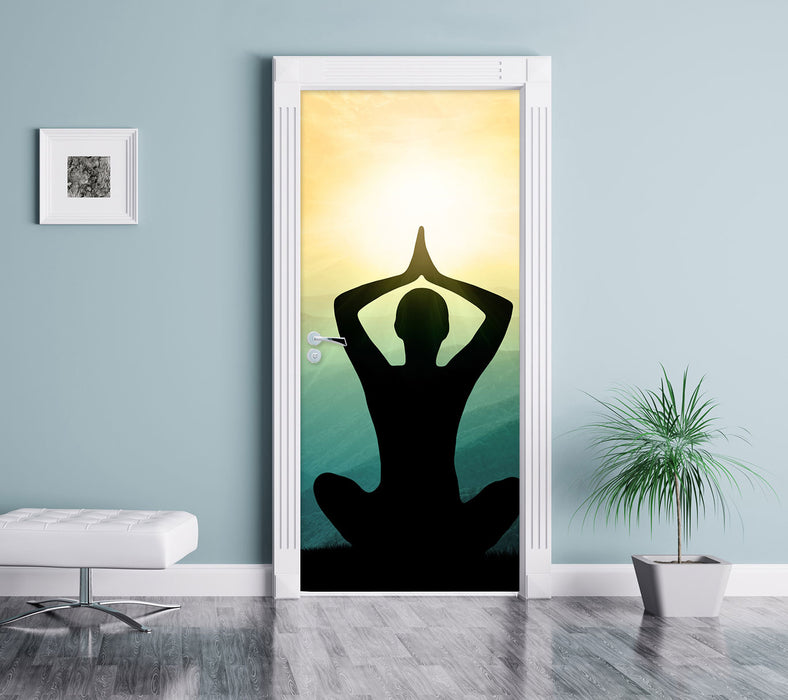 Yoga und Meditation Türaufkleber im gelben Wohnzimmer