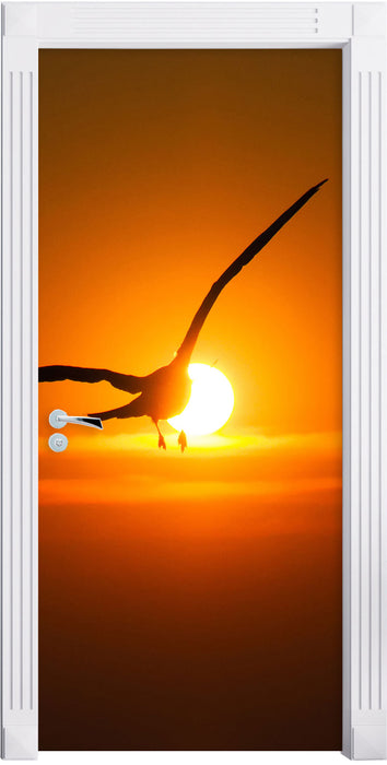 Möwe fliegt in den Sonnenuntergang Türaufkleber