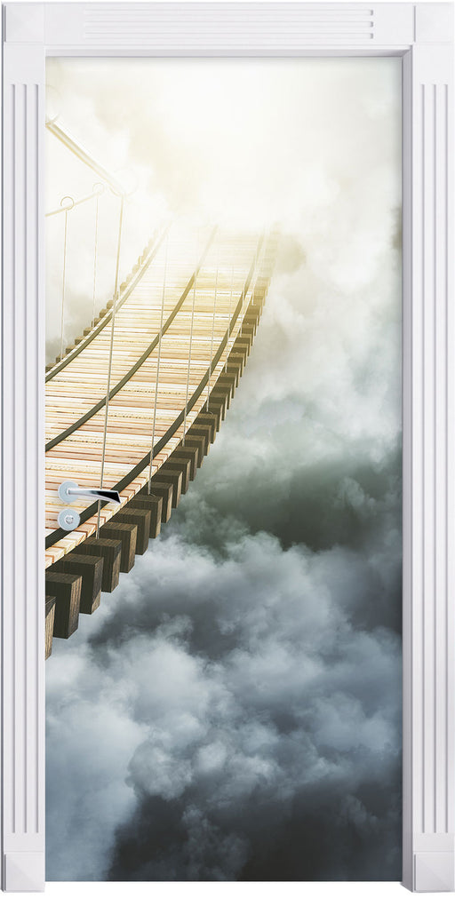 Hölzerne Brücke in den Wolken Türaufkleber