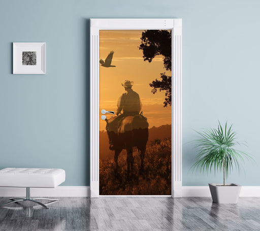 Ein Cowboy im Sonnenuntergang Türaufkleber im Wohnzimmer