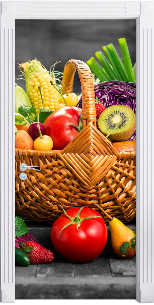 Frisches Obst und Gemüse im Korb Türaufkleber