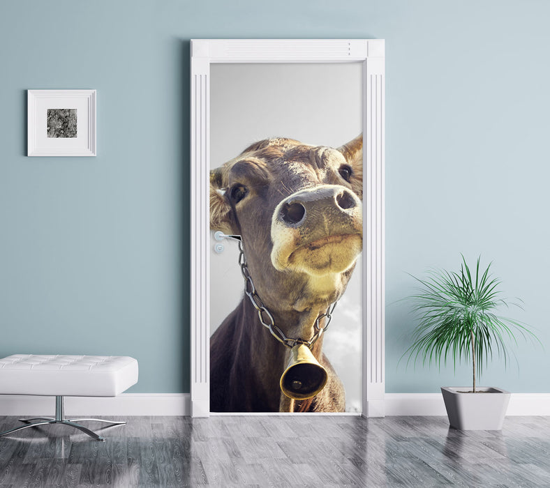 Lustiges Portrait einer Kuh B&W Türaufkleber im gelben Wohnzimmer