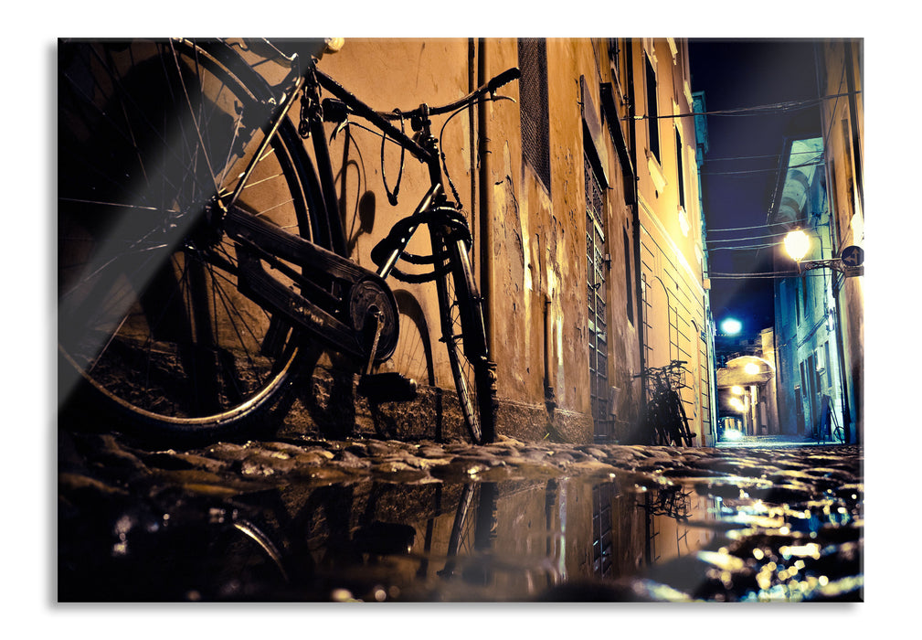 Seitengasse mit Fahrrad, Glasbild
