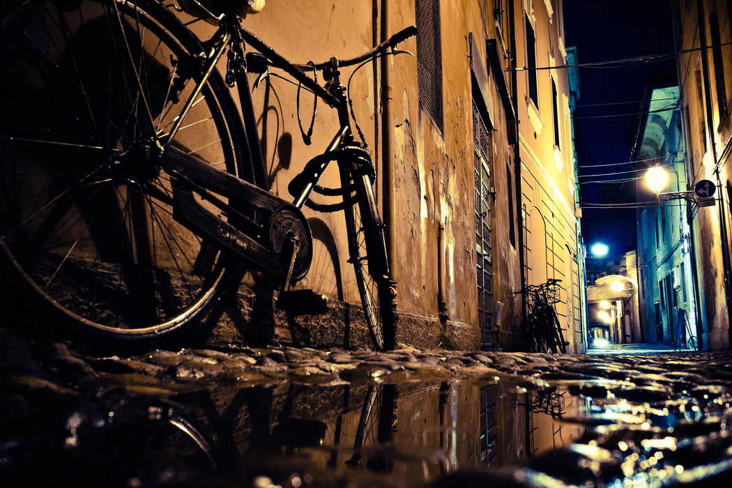 Seitengasse mit Fahrrad, Glasbild