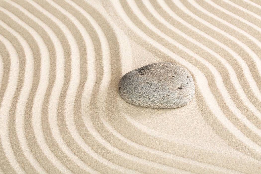 Steine in Sand mit Muster, Glasbild