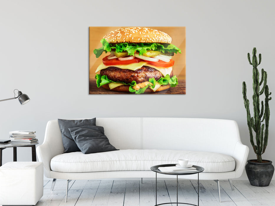 Köstlicher Burger auf Holztisch, Glasbild