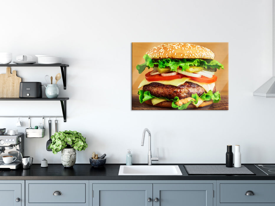 Köstlicher Burger auf Holztisch, Glasbild