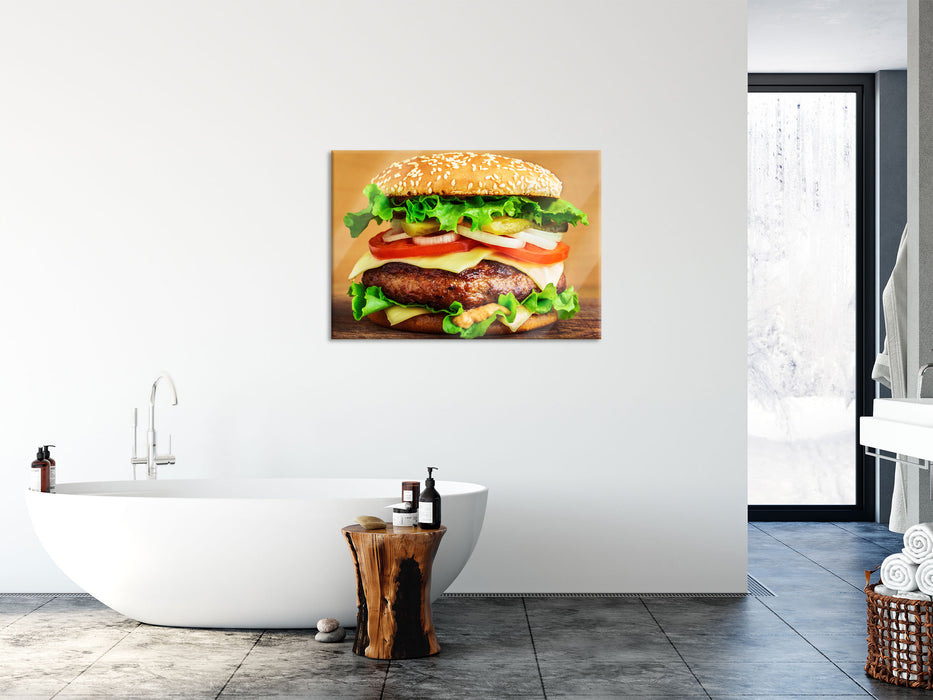Köstlicher Burger auf Holztisch, Glasbild