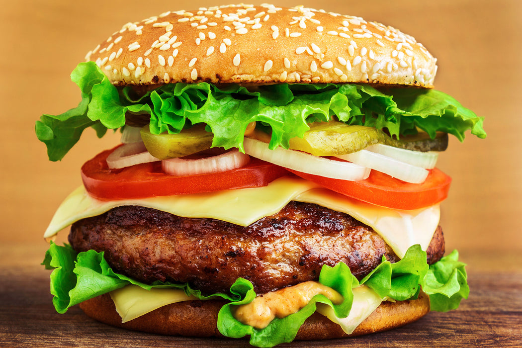 Köstlicher Burger auf Holztisch, Glasbild