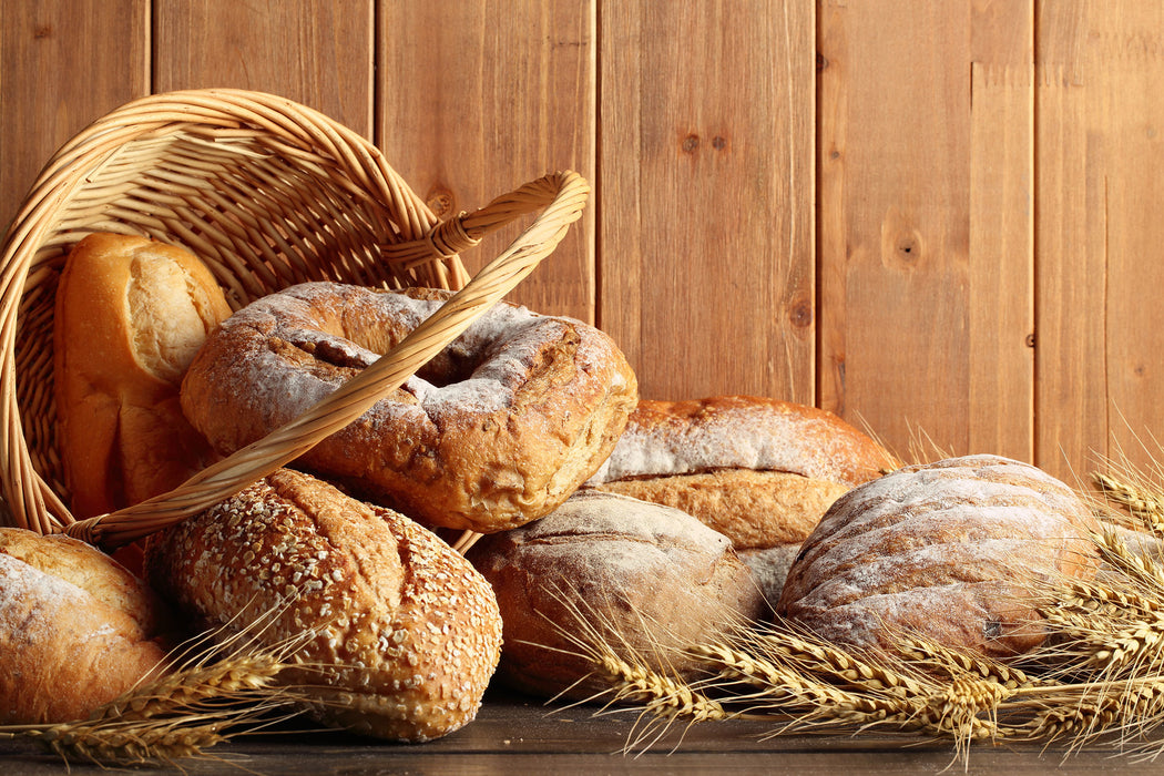 Korb mit leckerem frischen Brot, Glasbild