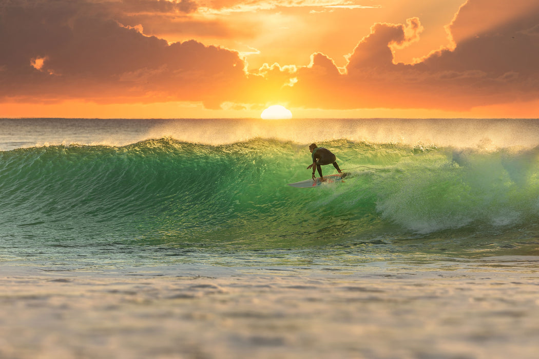 Surfen im Sonnenuntergang, Glasbild