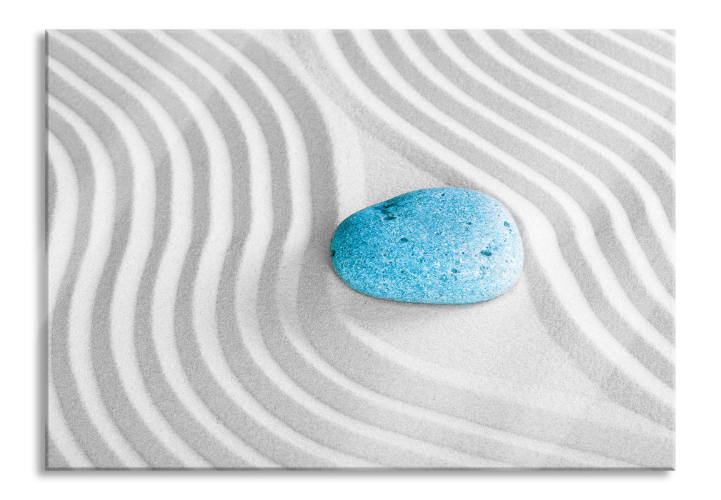 Ein Stein im Sand mit Wellenmuster, Glasbild