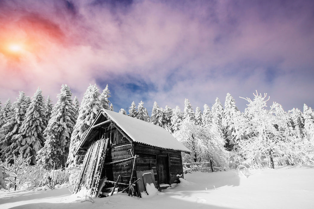 Holzhütte im Schnee, Glasbild