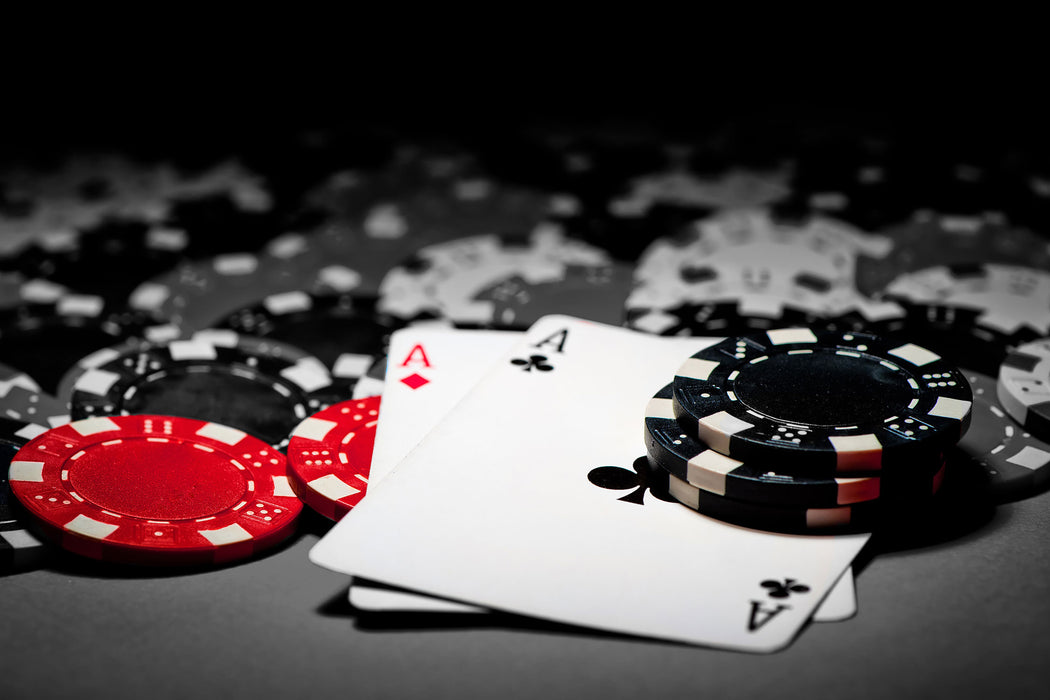 Spielkarten auf Pokertisch, Glasbild
