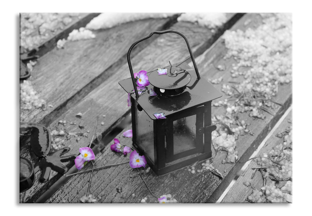 Pixxprint Laterne mit Blüten im Regen, Glasbild