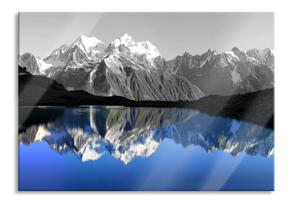 Gewaltige Berge vor Spiegelsee, Glasbild