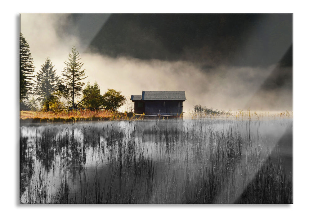 Häuschen am See mit Nebel, Glasbild