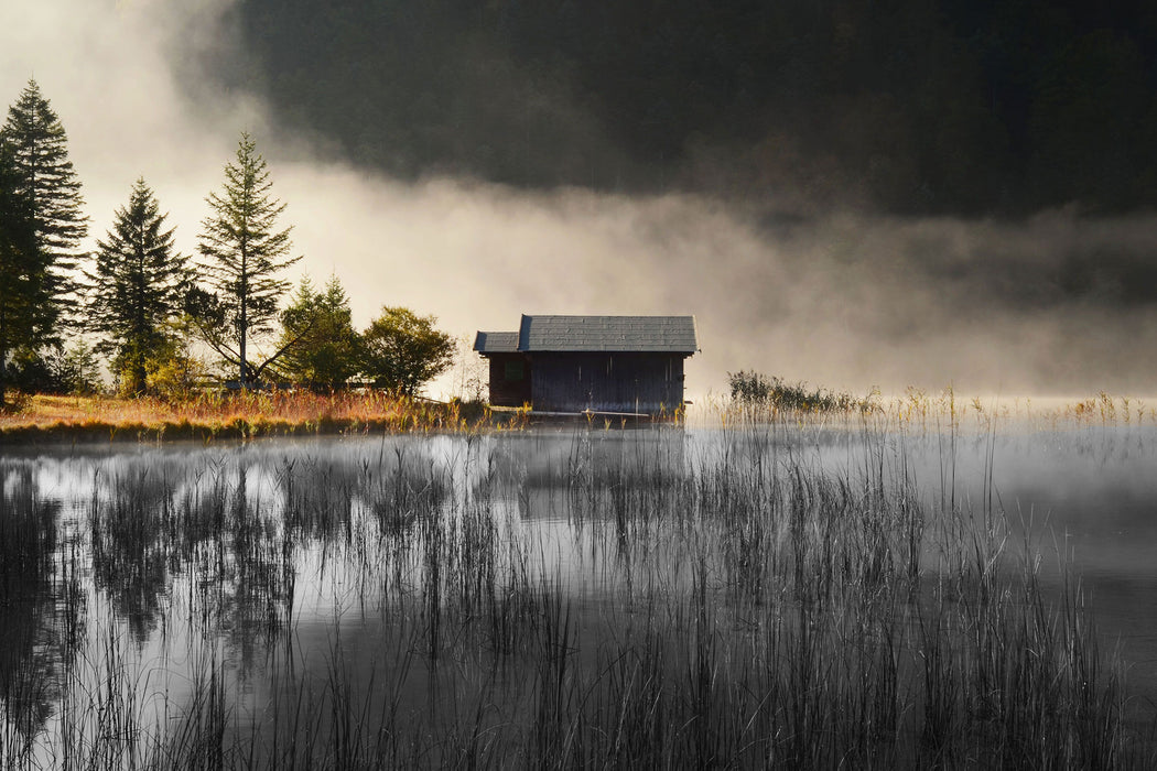 Häuschen am See mit Nebel, Glasbild