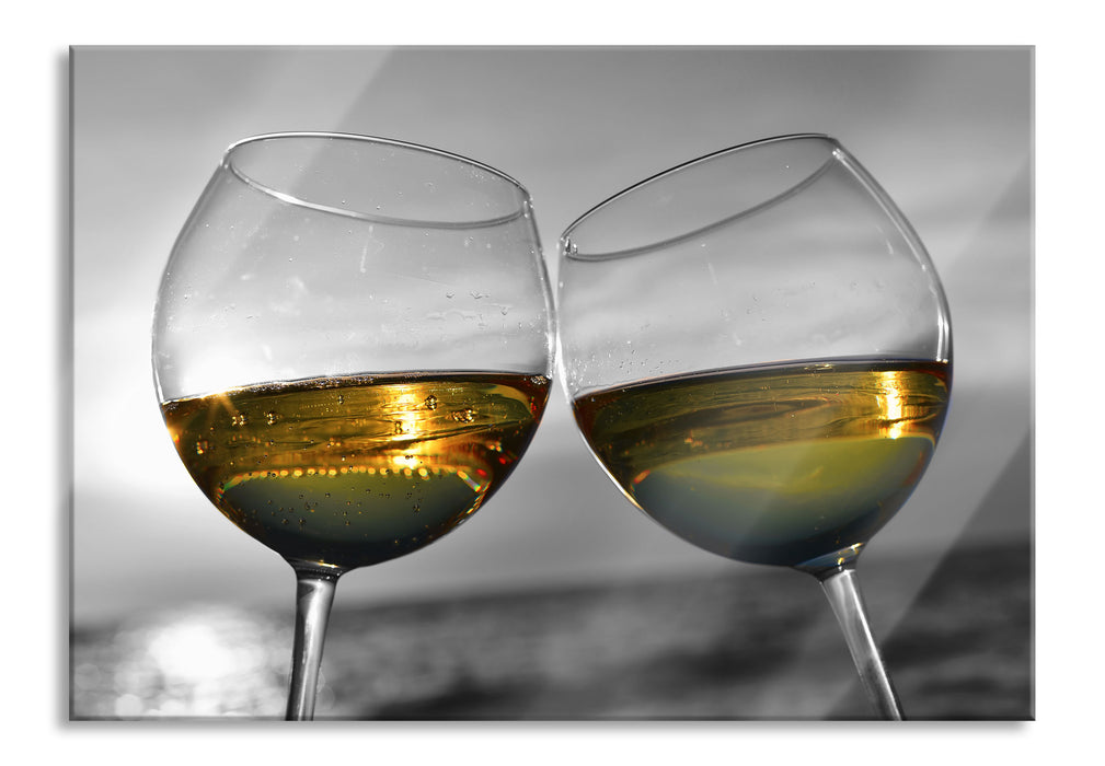 Wein in Gläsern am Meer, Glasbild