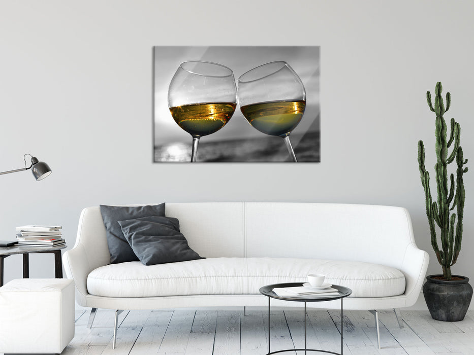 Wein in Gläsern am Meer, Glasbild