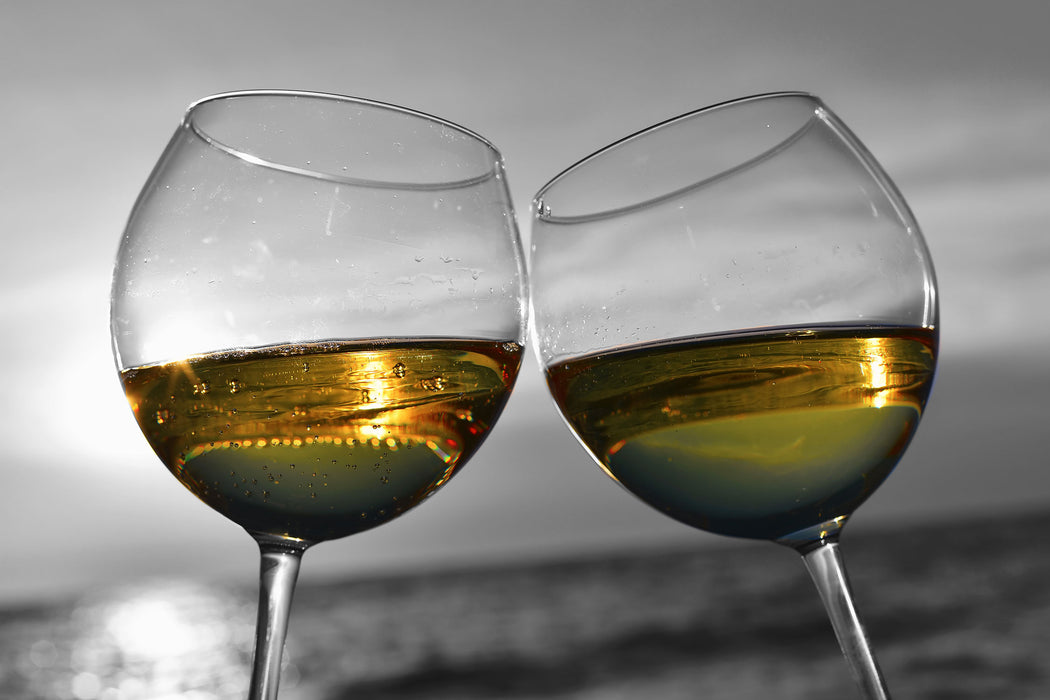 Wein in Gläsern am Meer, Glasbild