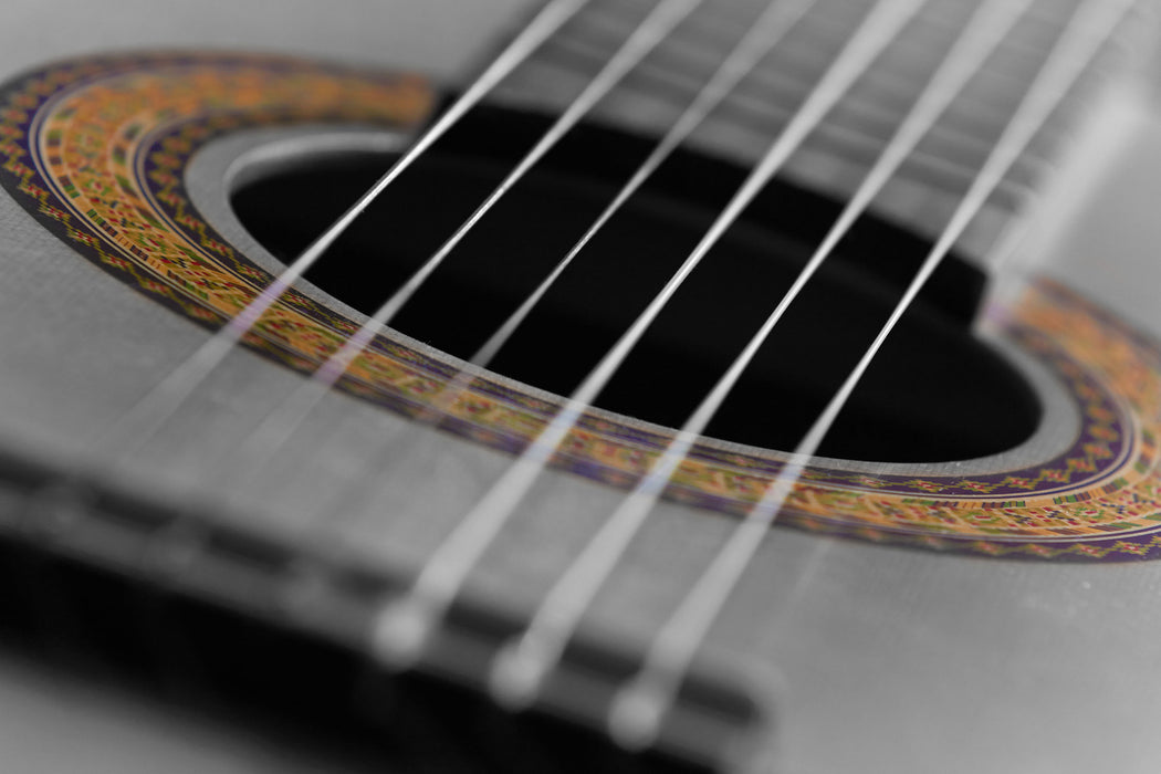 Schallloch einer Westerngitarre, Glasbild