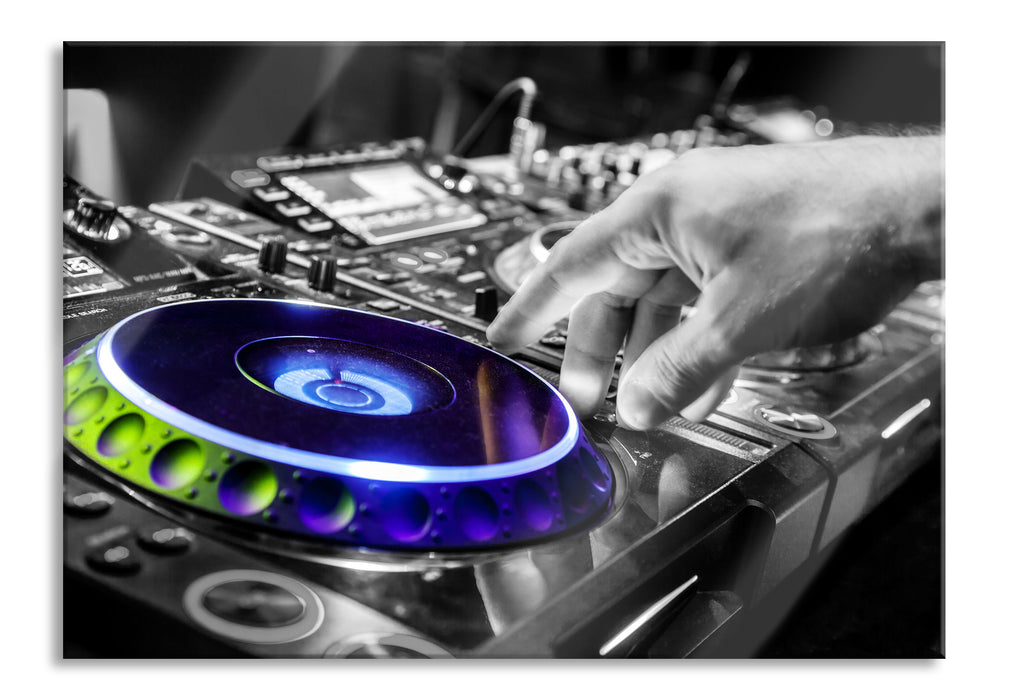 DJ bei der Arbeit am Plattenteller, Glasbild