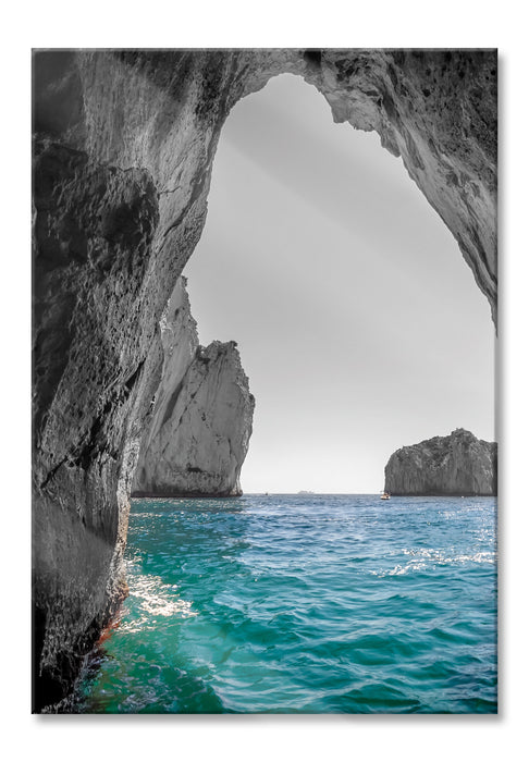 Felsenbucht im Meer schwarz/weiß, Glasbild