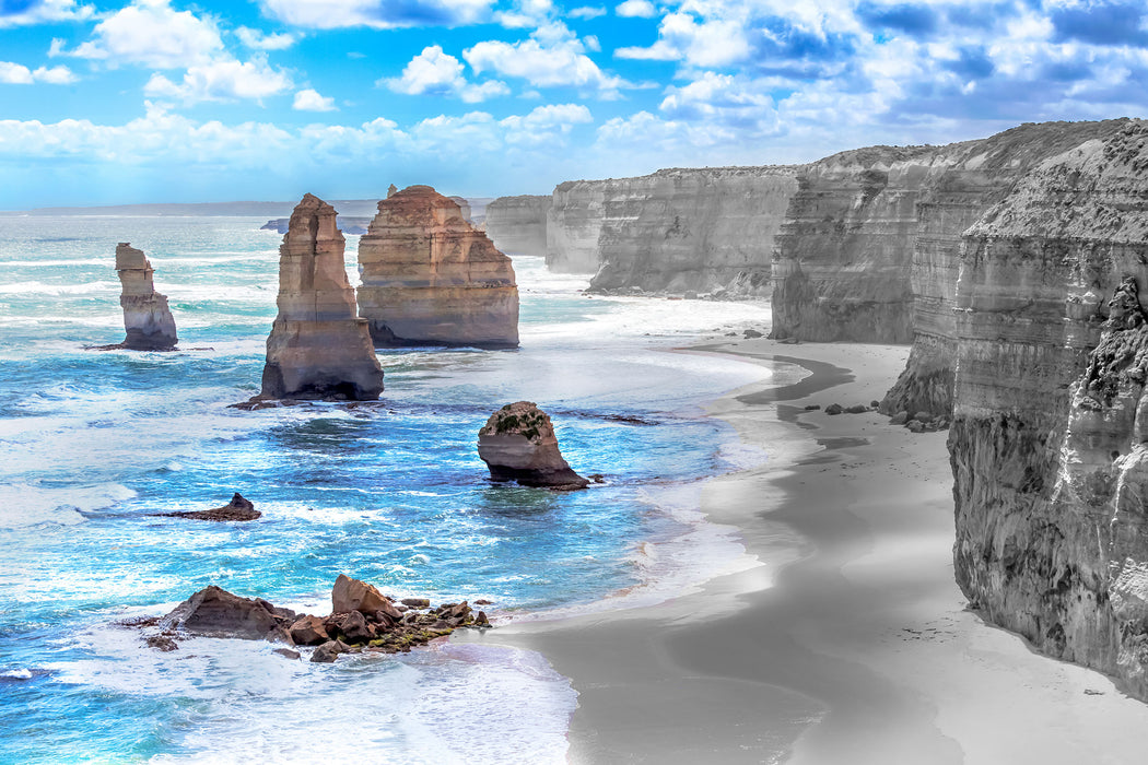 Sandsteinklippen am blauen Meer, Glasbild