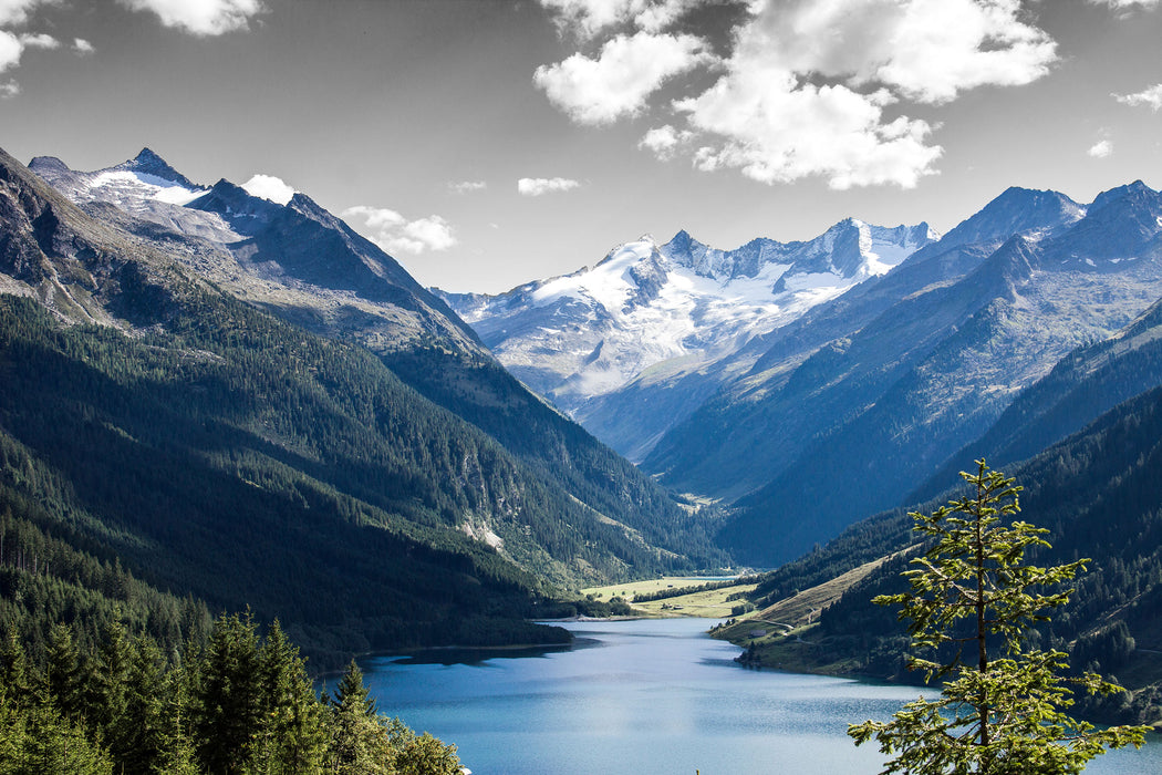 ruhiger See in Berglandschaft, Glasbild