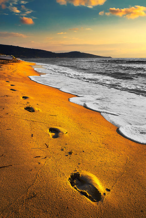 Spuren Im Sand am weiten Meer, Glasbild