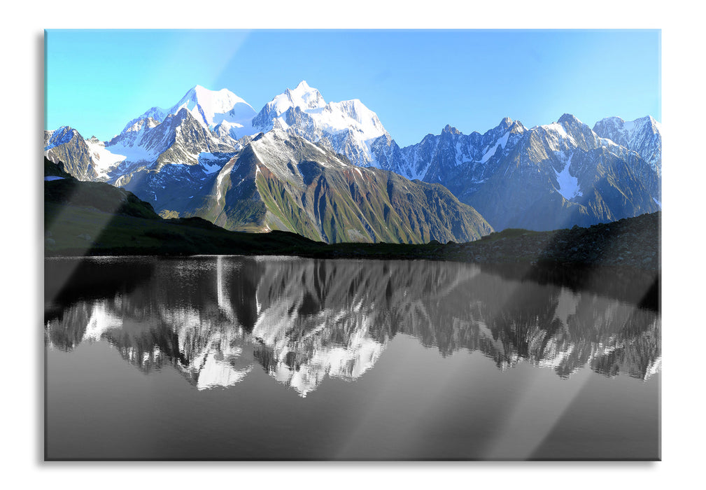 Gewaltige Berge vor Spiegelsee, Glasbild