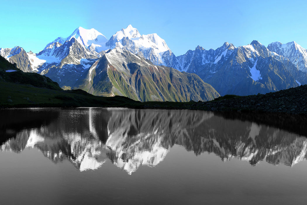 Gewaltige Berge vor Spiegelsee, Glasbild