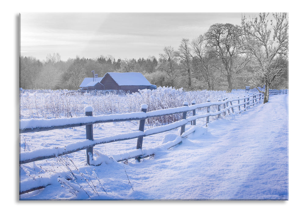 Holzhaus in Landschaft, Glasbild