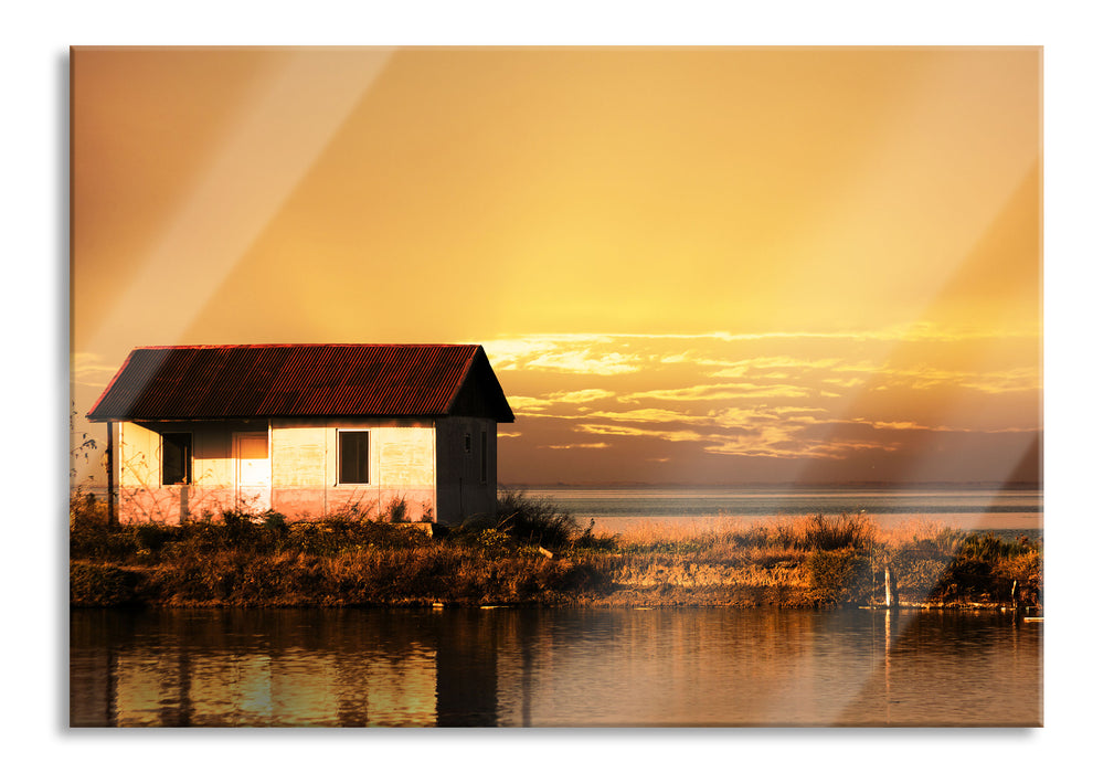 Haus am See bei Sonnenuntergang, Glasbild