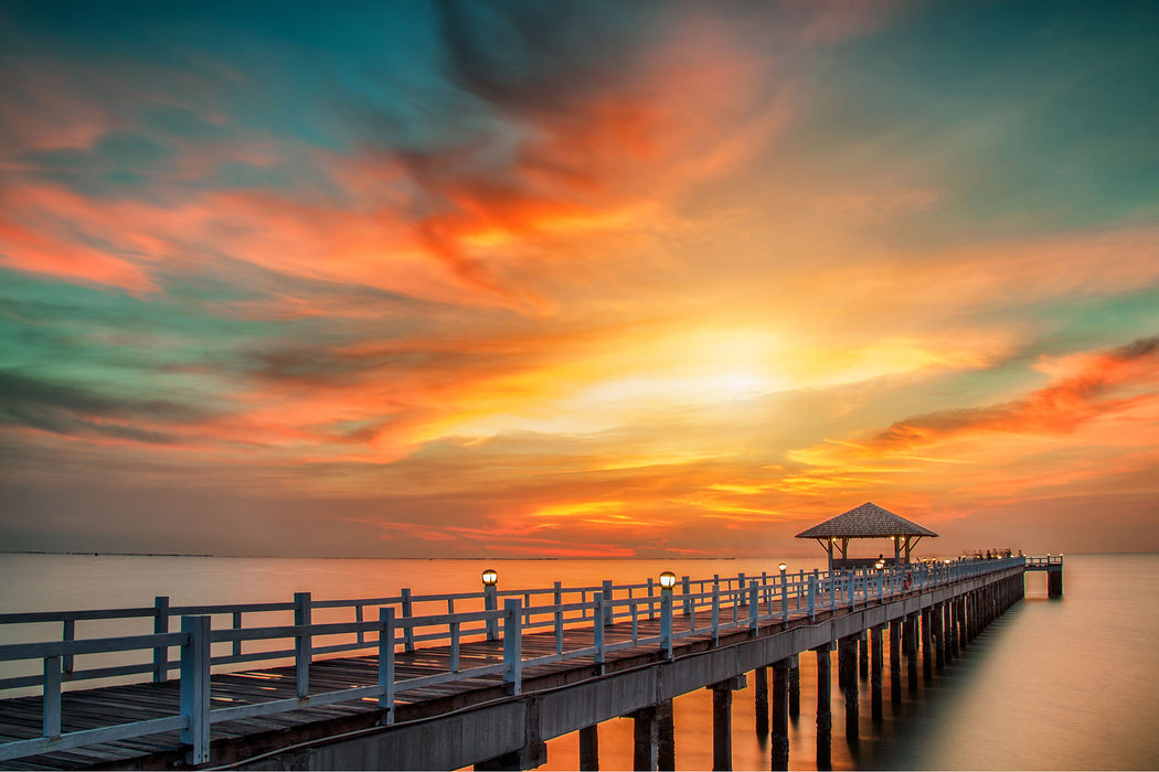 Steg ins Meer bei Sonnenuntergang, Glasbild