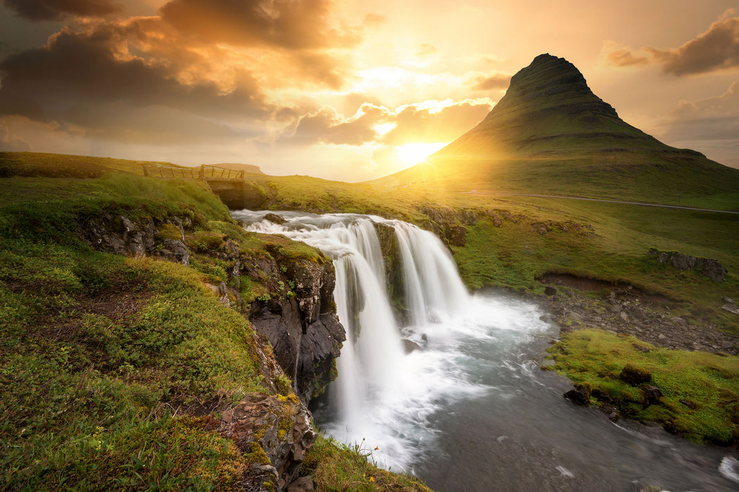 Wasserfall bei Sonnenuntergang, Glasbild