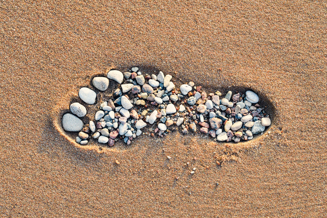 Fußabdruck im Sand, Glasbild