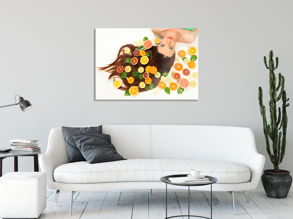 Hübsche Frau mit Obstscheiben, Glasbild