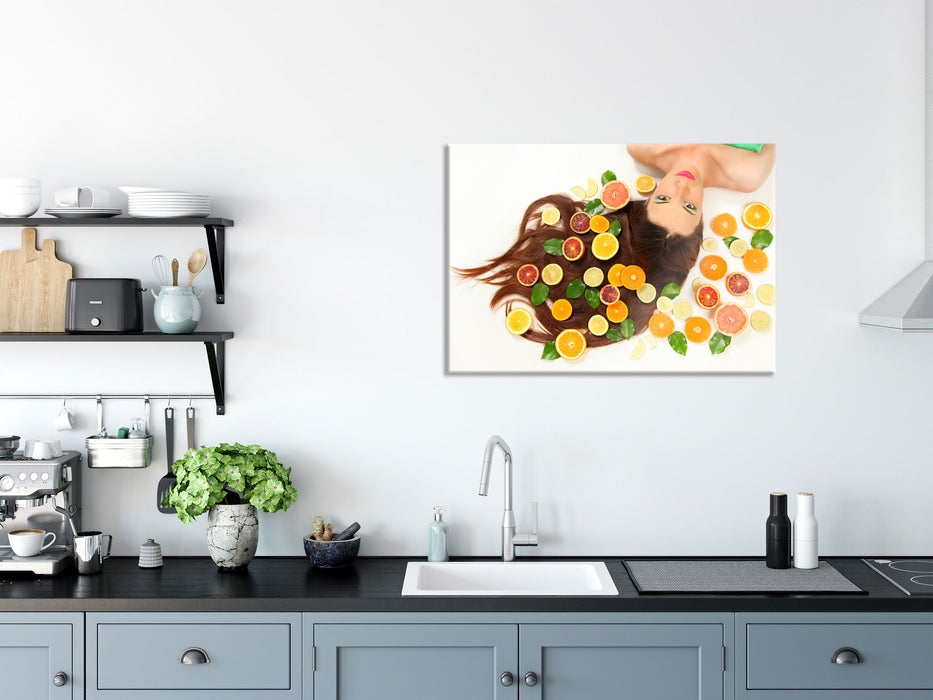 Hübsche Frau mit Obstscheiben, Glasbild