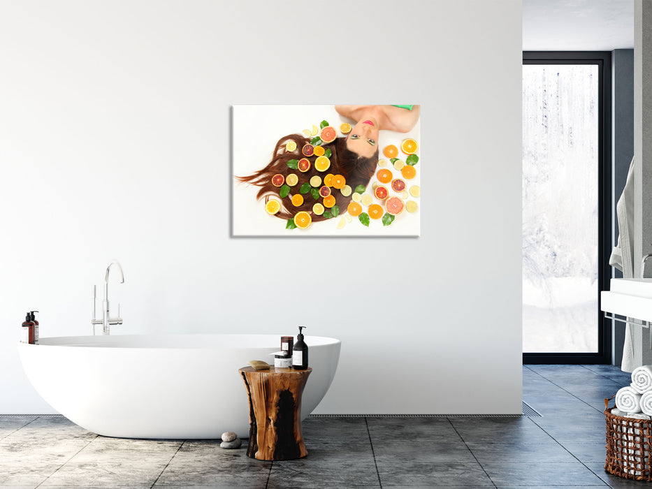 Hübsche Frau mit Obstscheiben, Glasbild