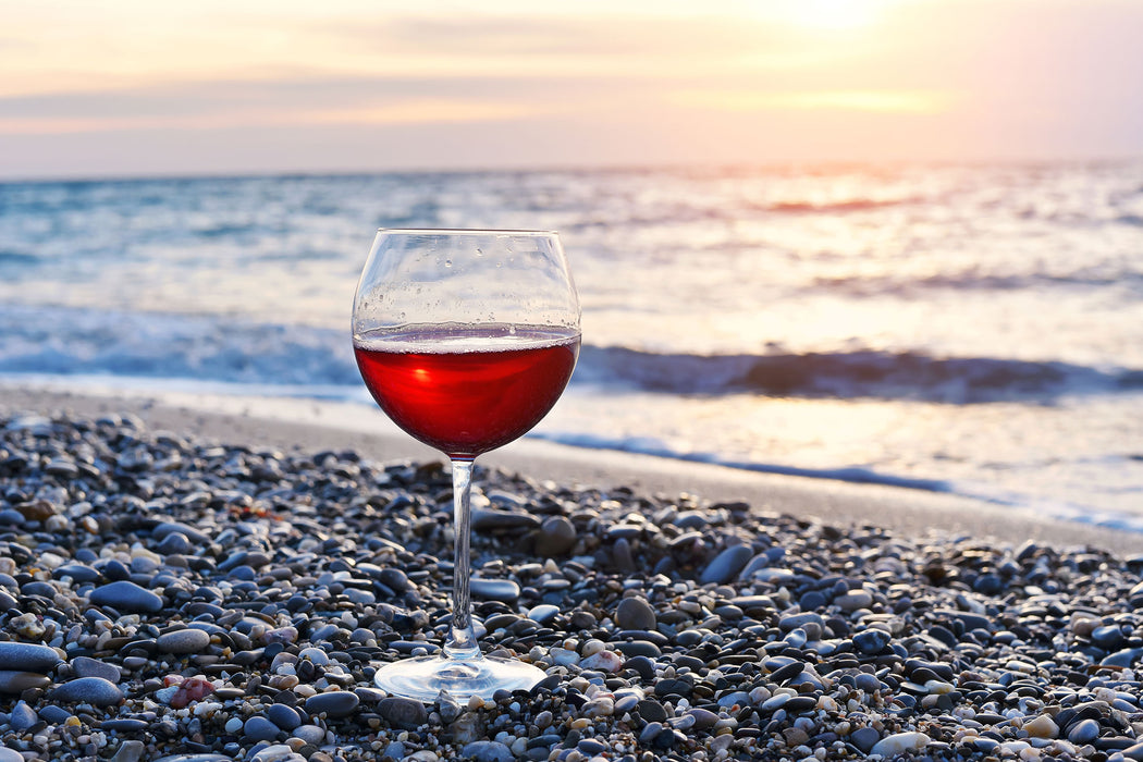 Weinglas am Strand, Glasbild