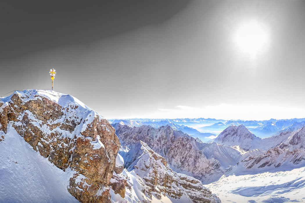 Zugspitze im Sonnenlicht, Glasbild