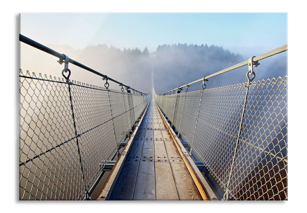 Hängeseilbrücke im Nebelschimmer, Glasbild