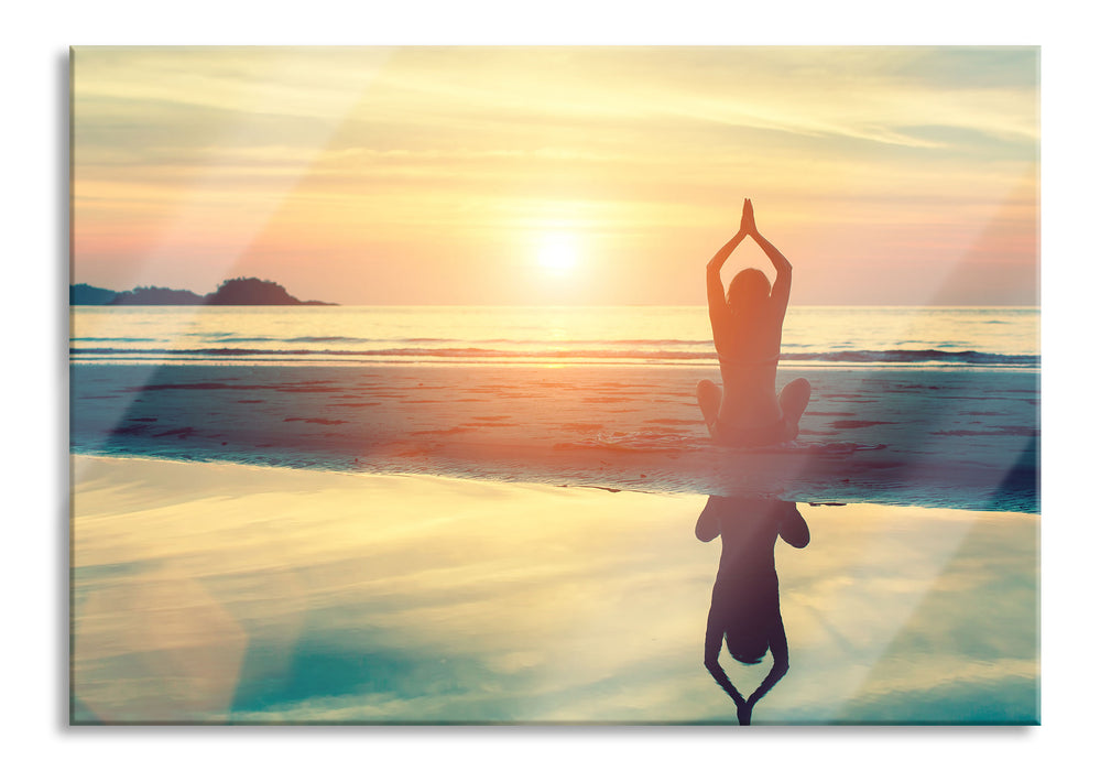 Frau in einer Yogapose am Strand, Glasbild