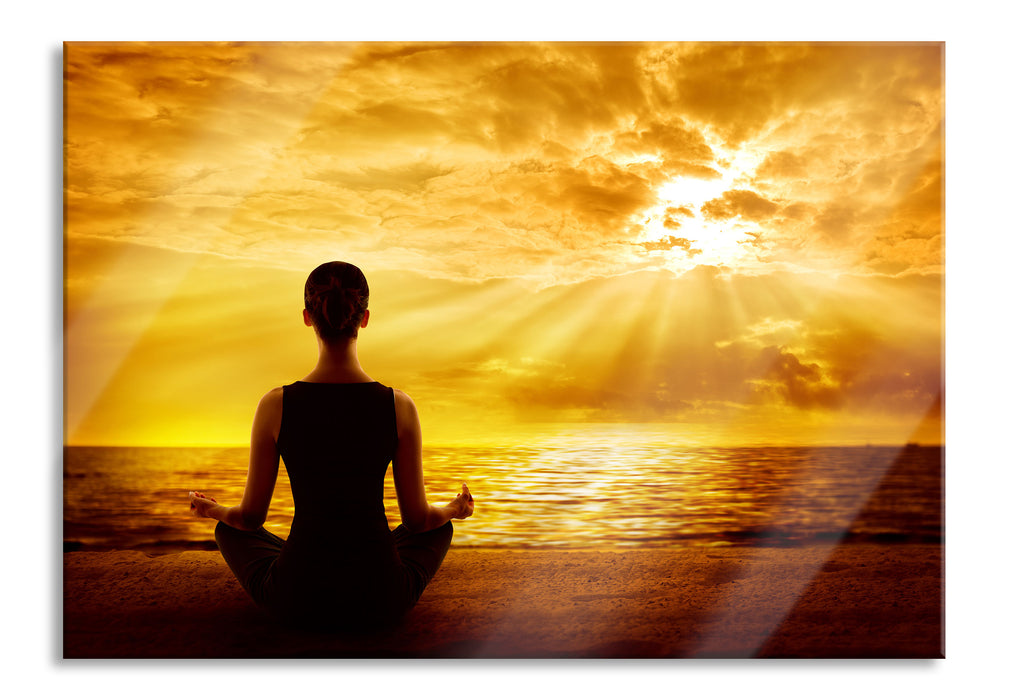Pixxprint Frau meditiert am Strand, Glasbild