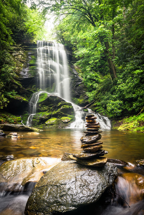 Zen Steine vor Wasserfall, Glasbild