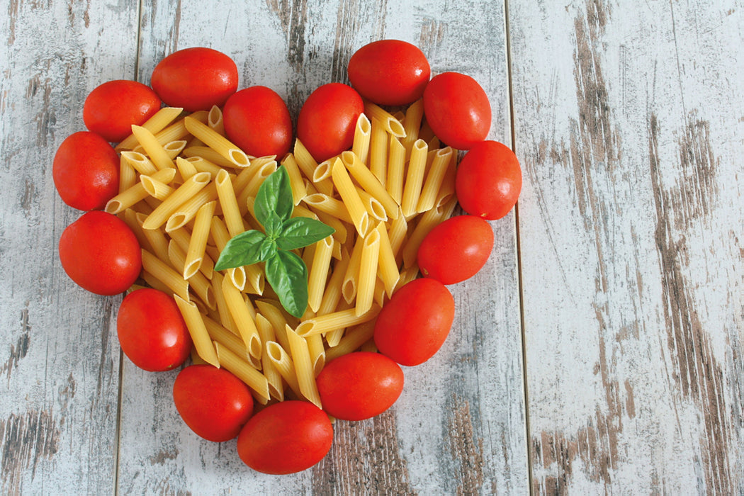 Nudelherz mit Tomaten umrandet, Glasbild