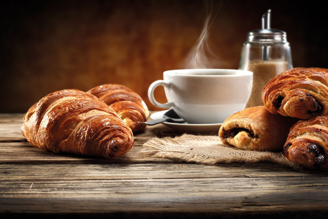 Croissant zum Kaffee, Glasbild